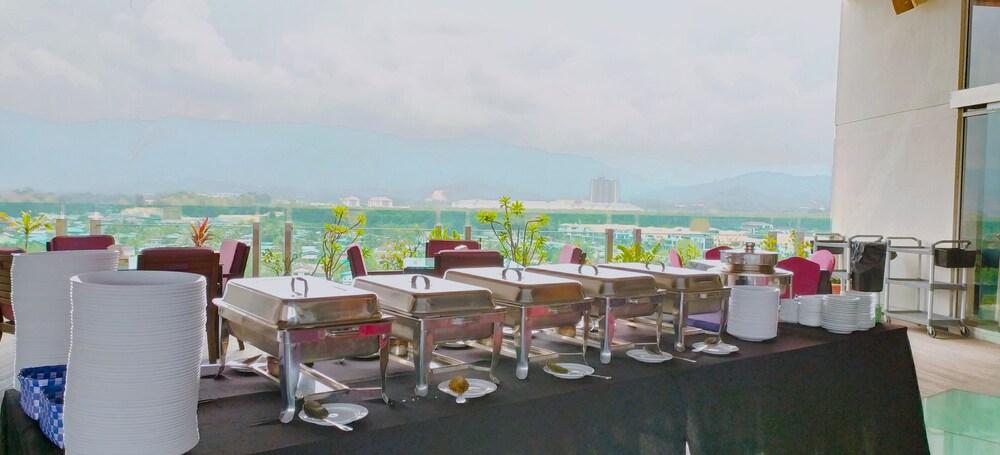 Courtyard Hotel 1Borneo Kota Kinabalu Exteriör bild