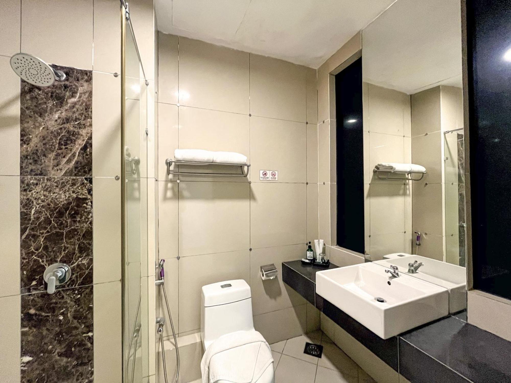 Courtyard Hotel 1Borneo Kota Kinabalu Exteriör bild