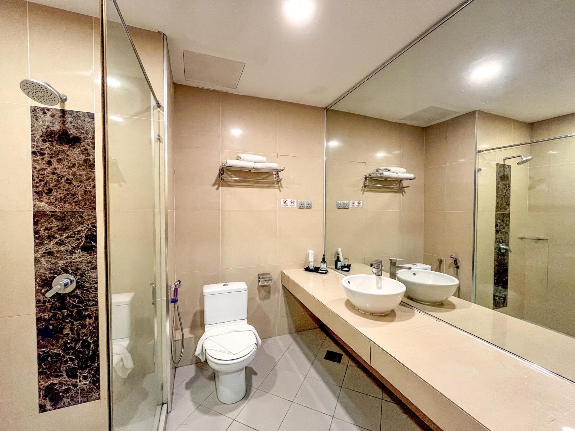 Courtyard Hotel 1Borneo Kota Kinabalu Exteriör bild