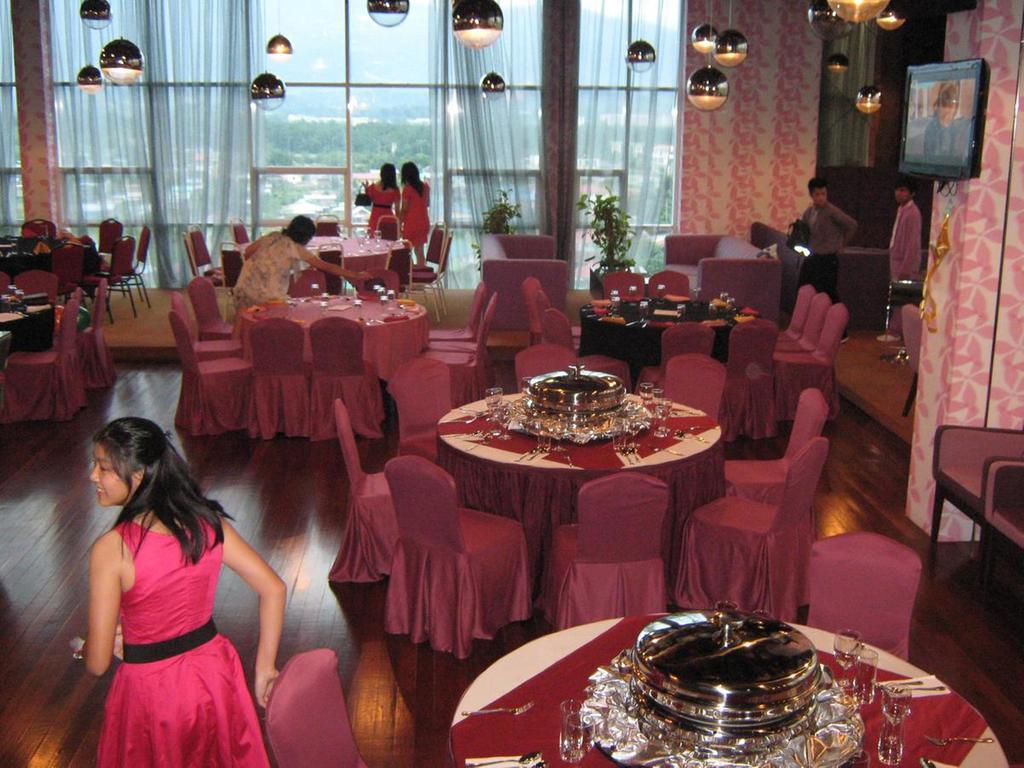 Courtyard Hotel 1Borneo Kota Kinabalu Exteriör bild