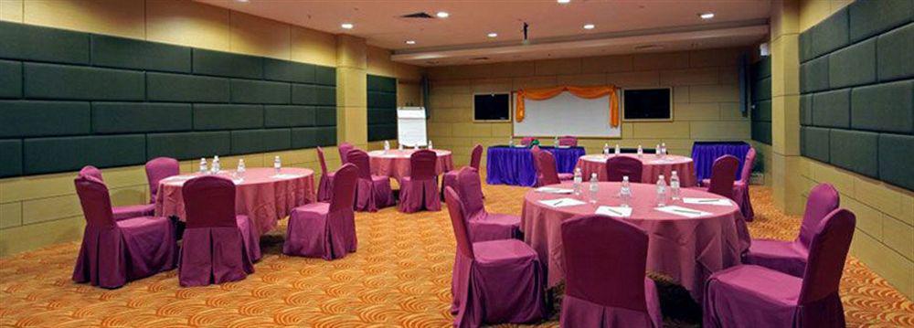 Courtyard Hotel 1Borneo Kota Kinabalu Exteriör bild